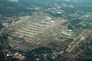 By formulanone from Huntsville, United States - Atlanta Airport Aerial Angle, CC BY-SA 2.0, https://commons.wikimedia.org/w/index.php?curid=61801195